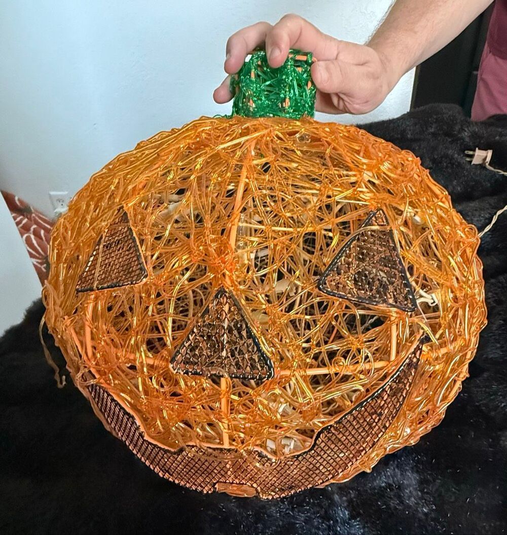 Spun Spaghetti Lucite Plastic Metal Frame VTG Light Up Pumpkin Halloween